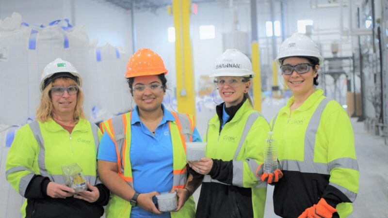 Crece participación de las mujeres en la industria manufacturera