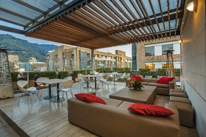 Relájate y contempla las impresionantes vistas panorámicas desde el rooftop de Chicó 97 Hotel