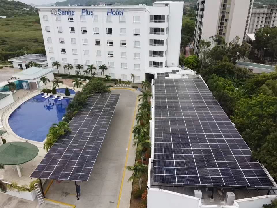 Hotel en Santa Marta reduce huella ambiental con energía solar